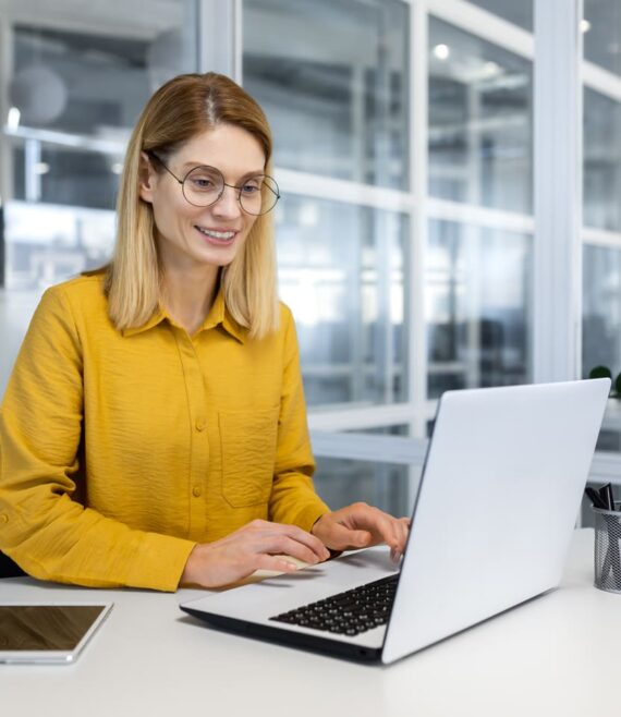 happy-and-successful-business-woman-working-inside-2023-03-10-22-23-03-utc